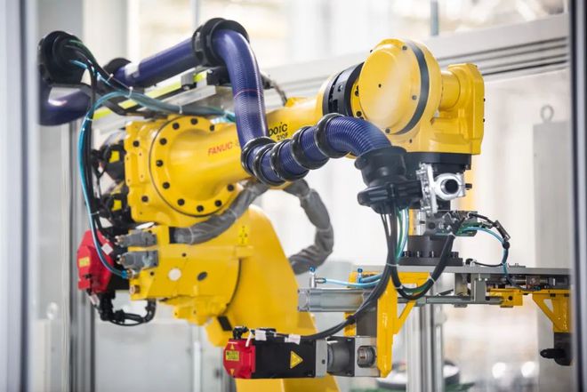 發(fā)動機(jī)技術(shù)革新與市場動態(tài) 新一代蒙迪歐上市與榮威GS61、特斯拉Roadster新進(jìn)展